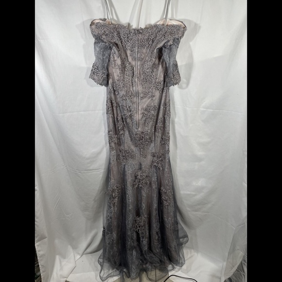 NEW $598 LA FEMME [ 4 ] Off the Shoulder Lace Mermaid Gown in Grey/Pink‎ - Picture 10 of 12